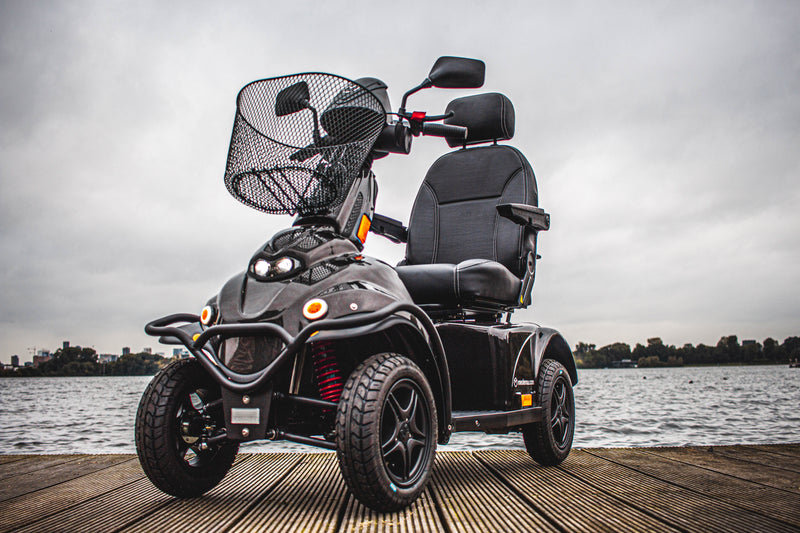 Mini Crosser Black outside in front of a lake